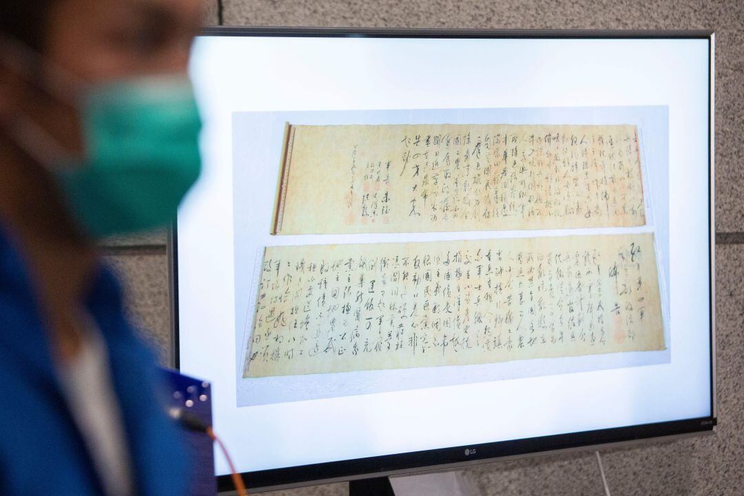 Las dos partes del documento de Mao Zedong roto en China