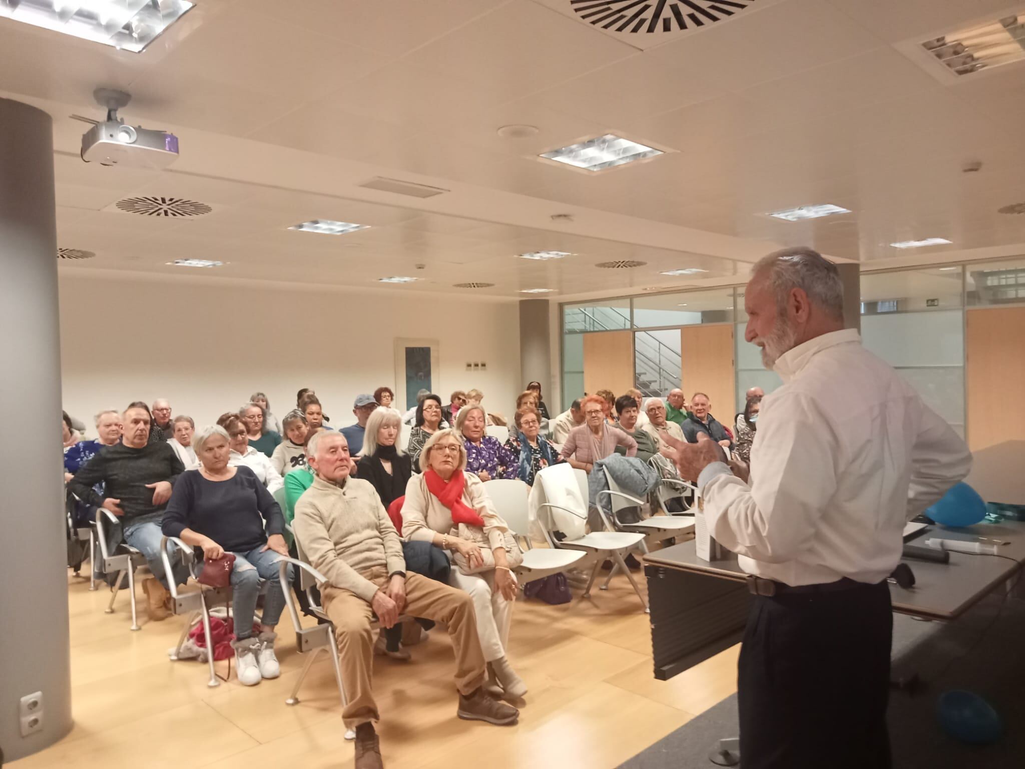 Imagen de la primera charla, celebrada el 28 de marzo en el Cultural Caja de Burgos