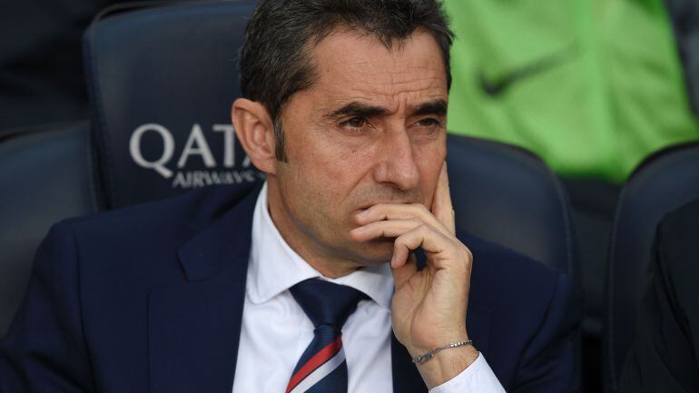 Ernesto Valverde, en el banquillo del equipo visitante del Camp Nou.