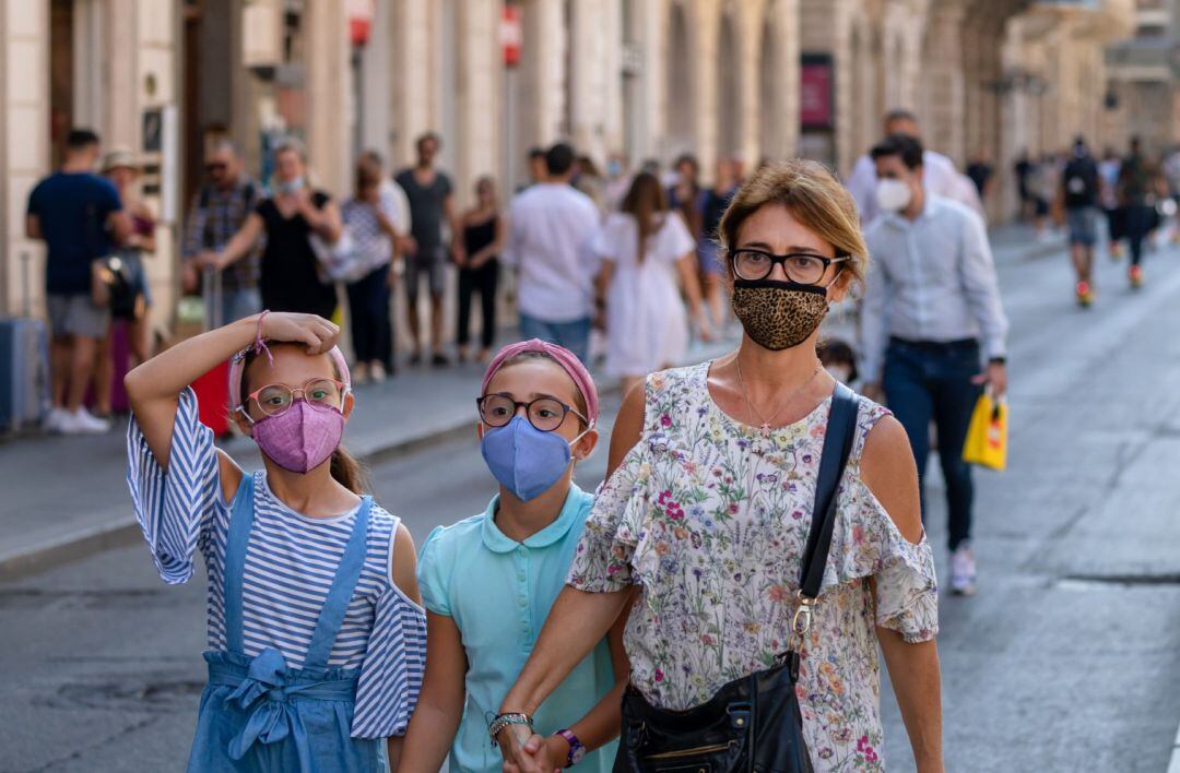 Una familia pasea con mascarilla 