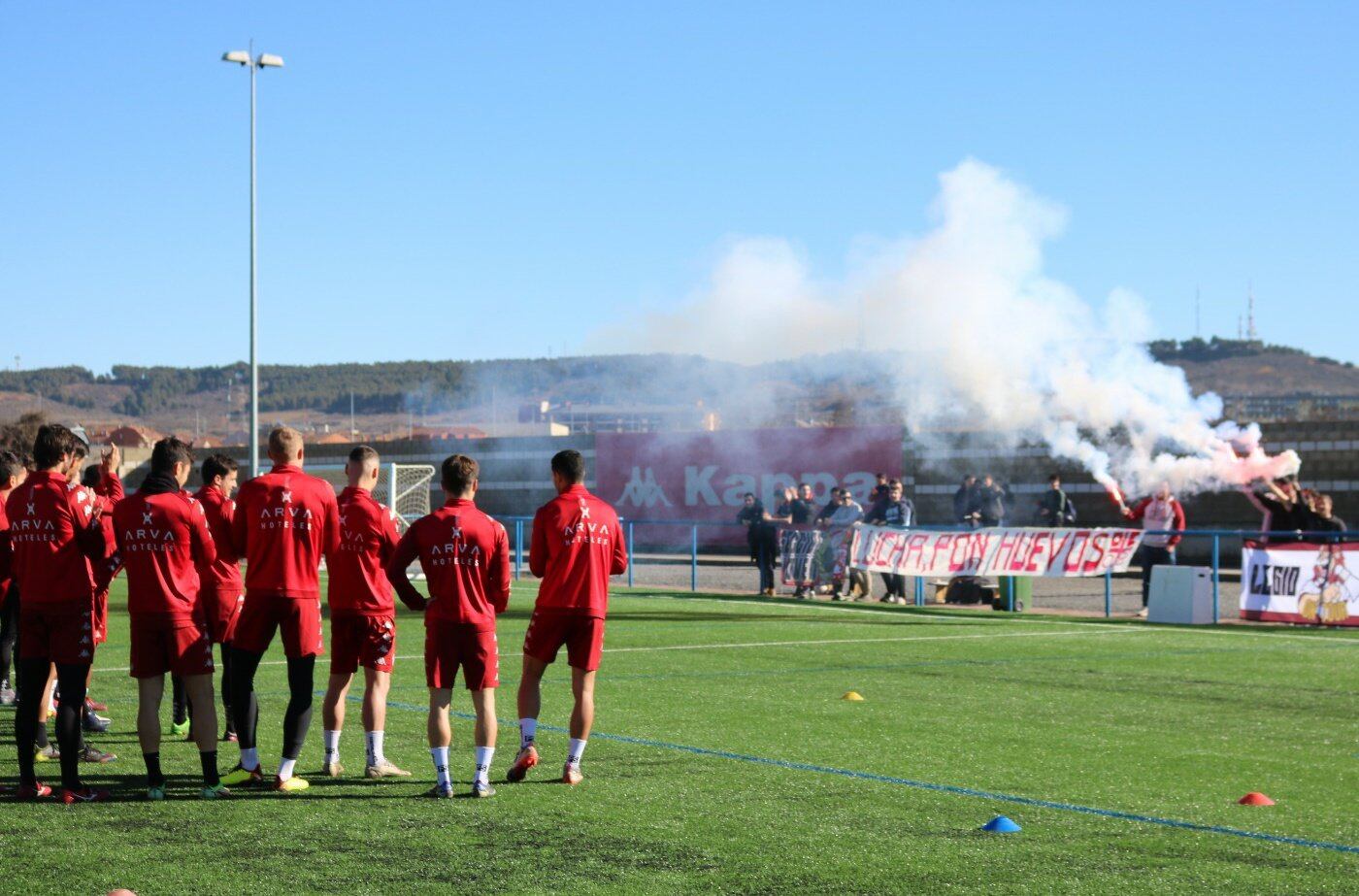 Los jugadores observan el gesto de los aficionados presentes este sábado en el Área Deportiva.