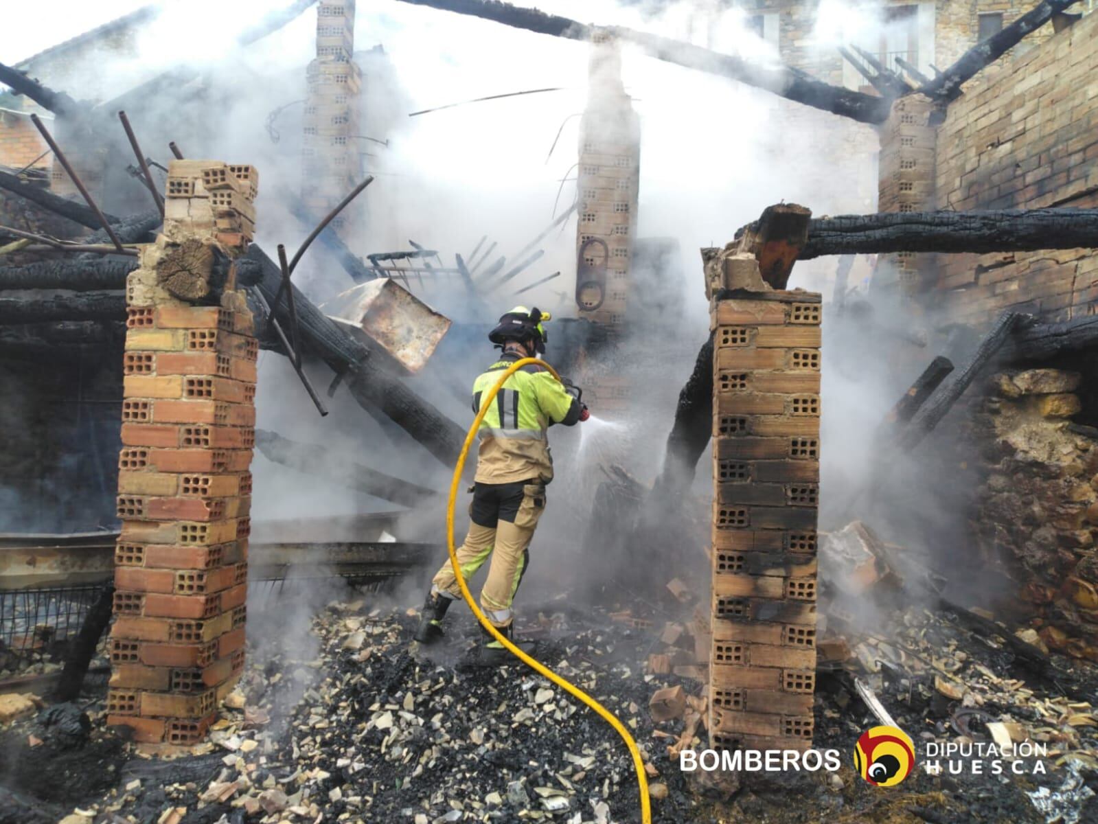 Bomberos de la DPH sofocando un incendio