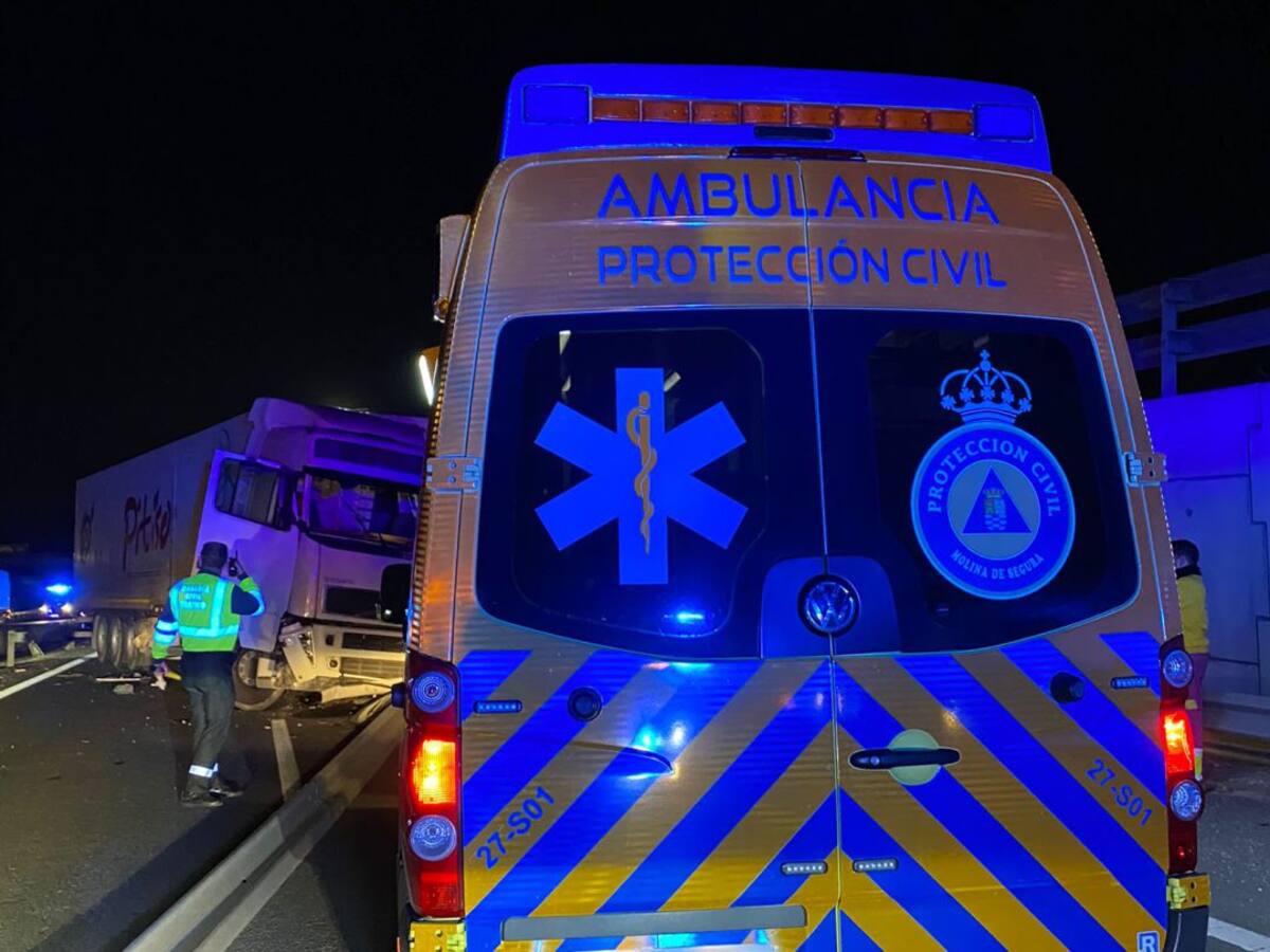 Un muerto y 3 heridos leves en el choque entre una furgoneta y un camión en Lorquí