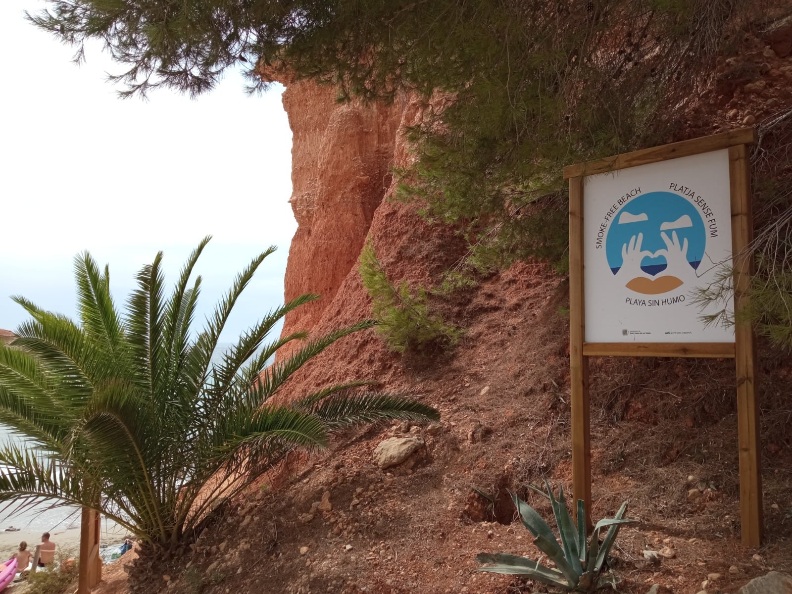 Uno de los carteles informativos que se han instalado en las playas sin humo de Sant Josep