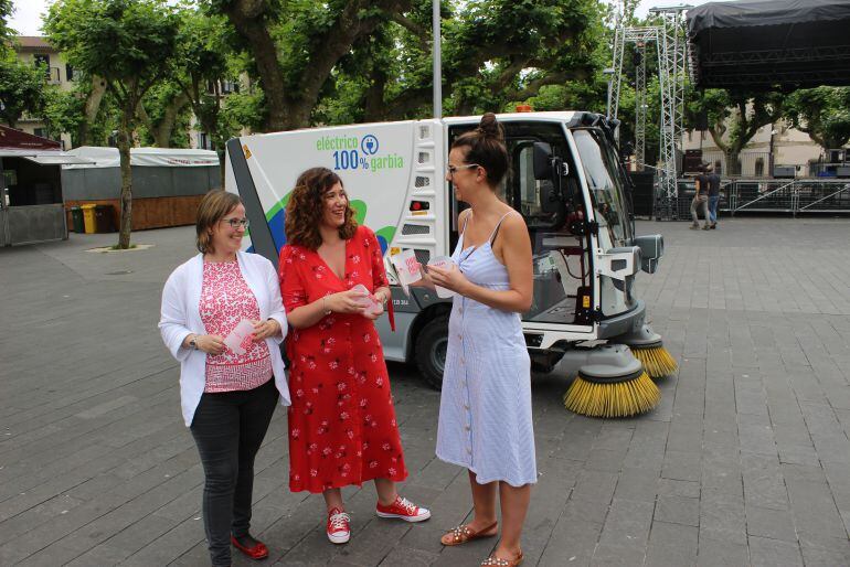 Leire Zubitur, gerente de la Mancomunidad, con las concejales Cristina Laborda y Juncal Eizaguirre en la presentación de la campaña de San Marcial.