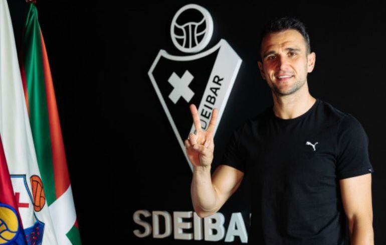 Kike García posa en el palco con el escudo del Eibar detrás