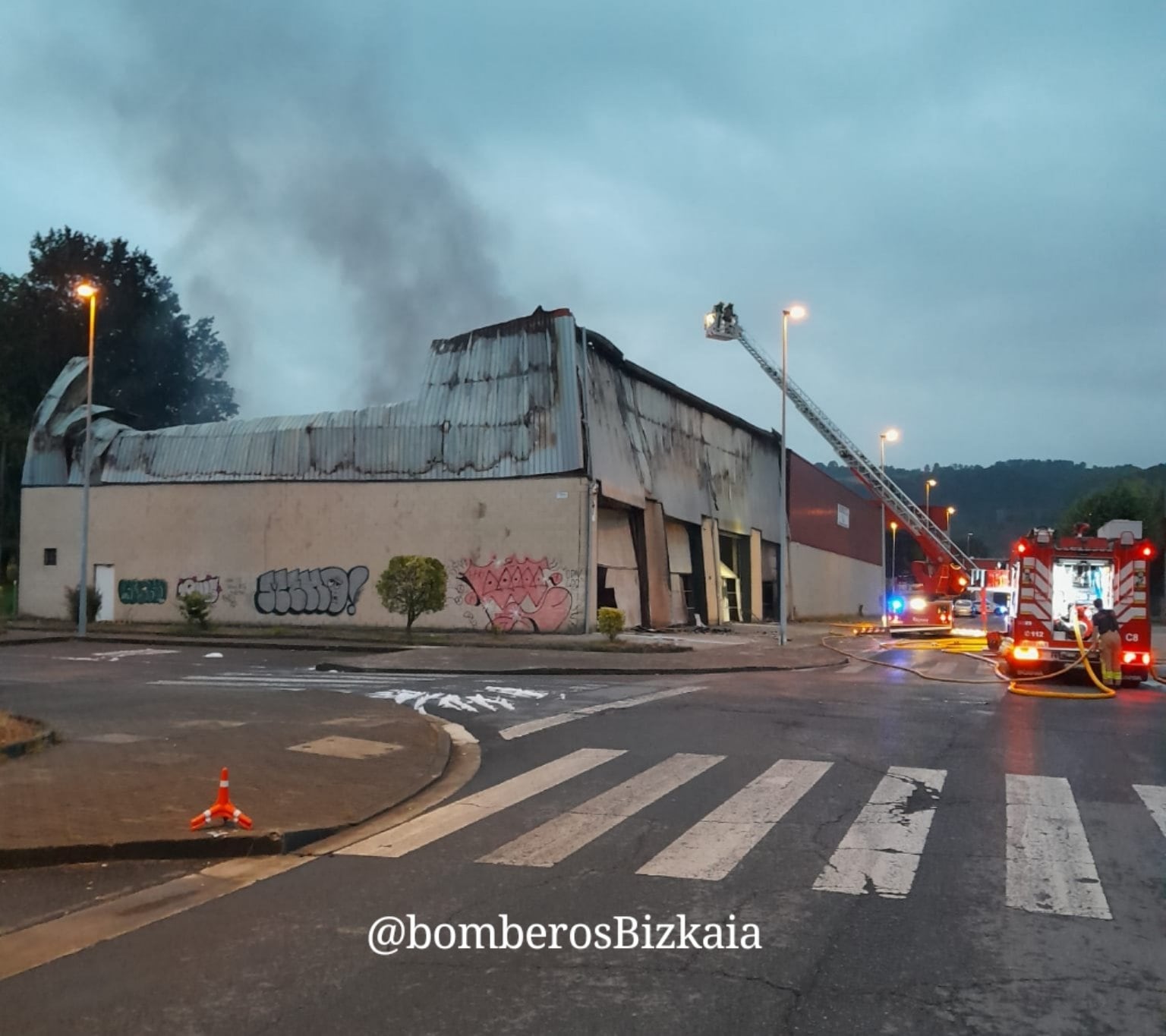 El incendio, originado en la madrugada, ha sido controlado a las 6 de la mañana. / @bomberosBizkaia