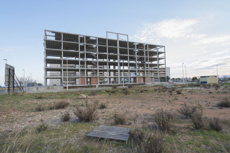 Un edificio abandonado a medio construir por la crisis económica