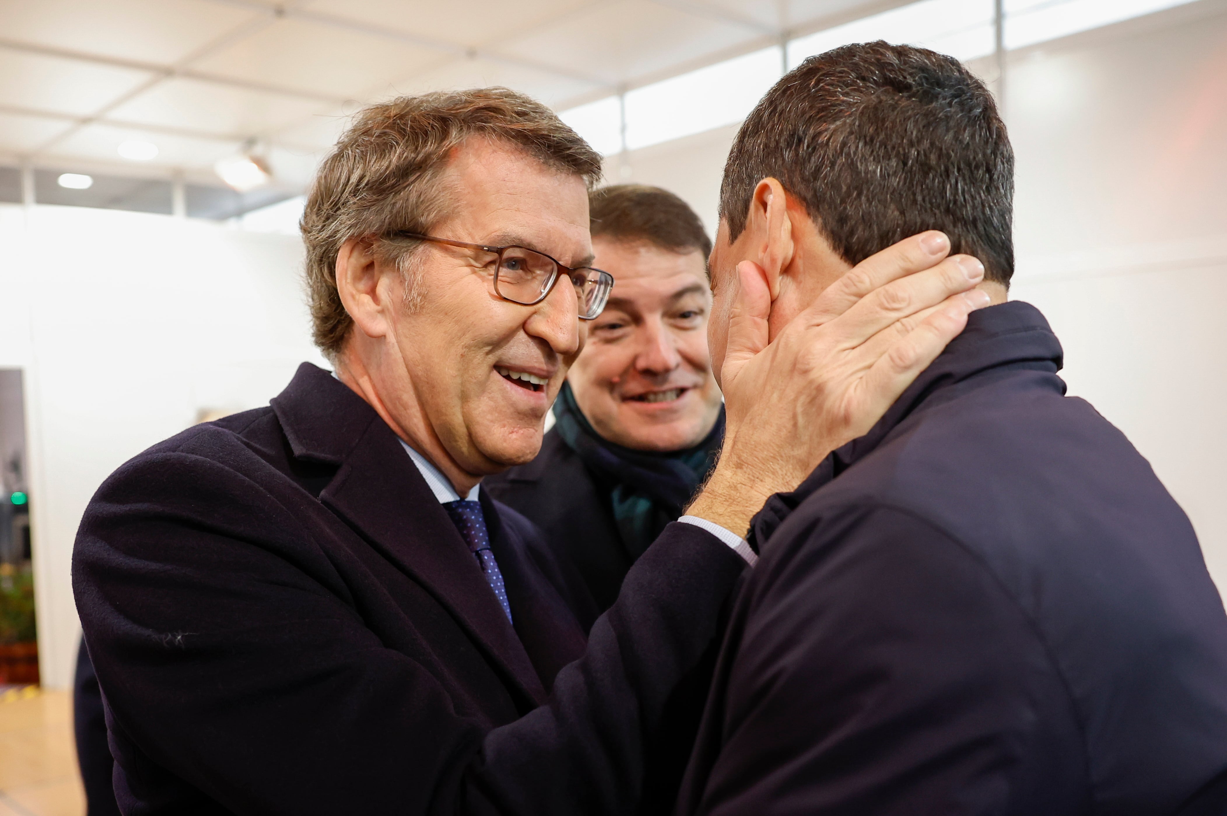 El presidente del Partido Popular, Alberto Núñez Feijóo (i), saluda al presidente de la Junta de Andalucía, Juanma Moren.  EFE/Chema Moya