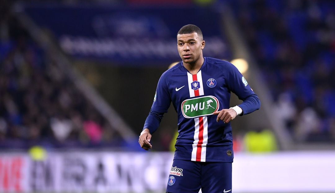 Mbappé, en un partido del PSG antes del parón del fútbol por la crisis del coronavirus.