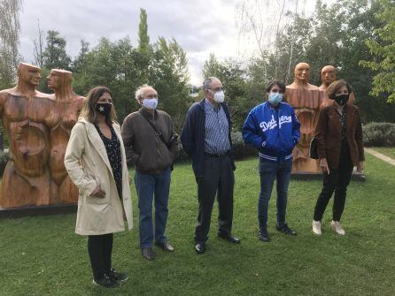 Los autores de la exposición, la concejala de Cultura y la responsable del Museo Fábrica de Luz