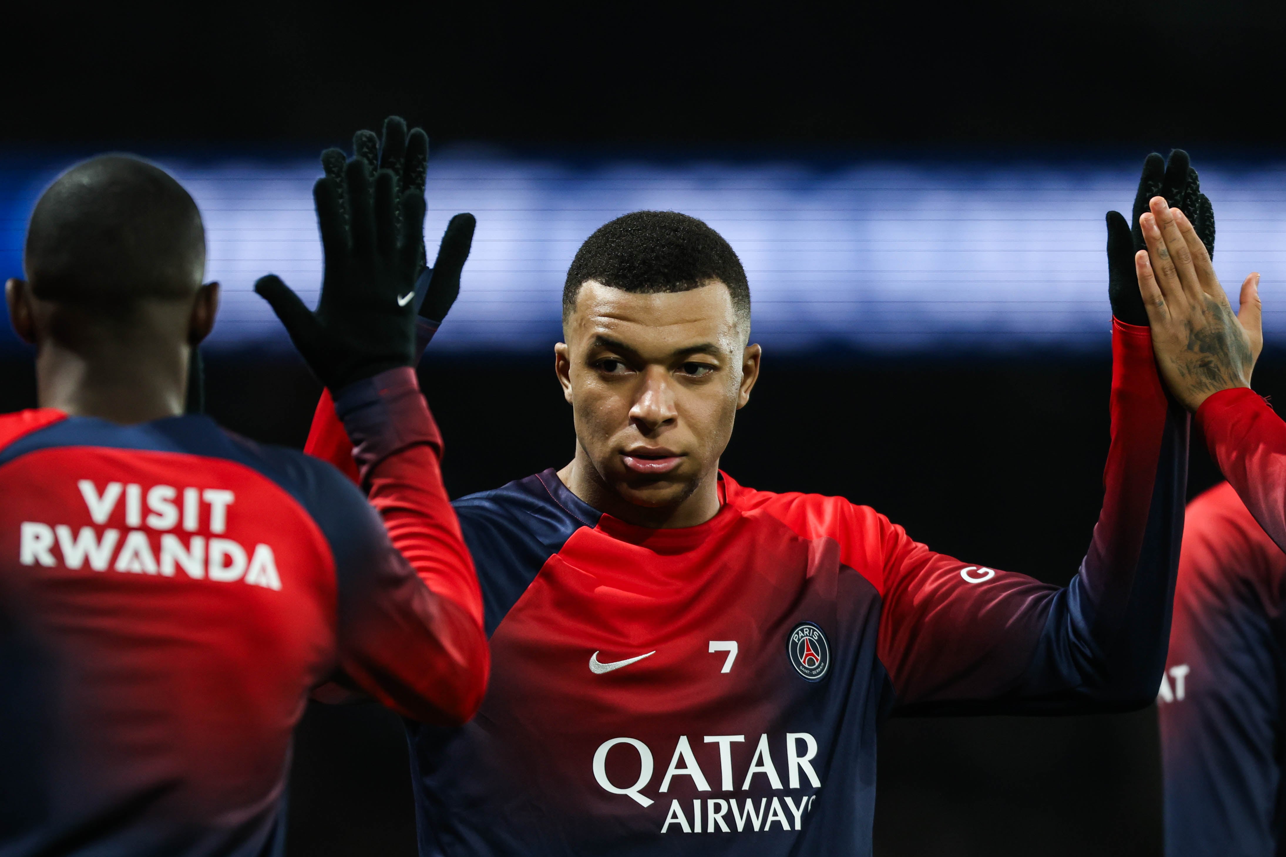 Kylian Mbappé saluda a sus compañeros del PSG