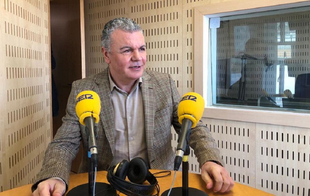 El presidente de FADE, Belarmino Feito, en los estudios de SER Gijón. 