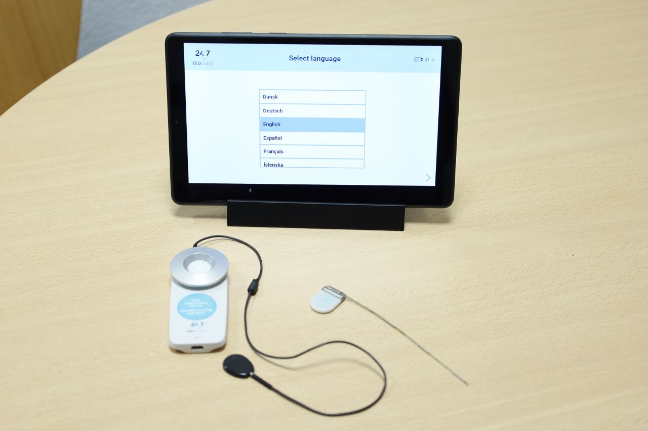 És un sistema de Holter cerebral que funciona mitjançant electròdes