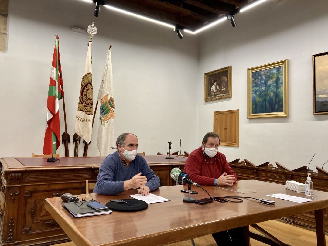 Xabier Isasi, portavoz de EH Bildu en Hondarribia, con el alcalde Txomin Sagarzazu en la presentación de la beca. 