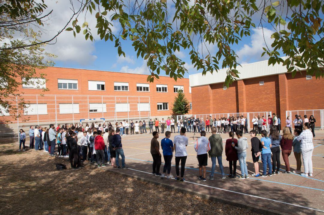 Los alumnos del Instituto IES Aliste, de Alcañices (Zamora), su unen al paro de cinco minutos convocado por la Coordinadora de la España Vaciada en las plazas y centros de trabajo de Castilla y León