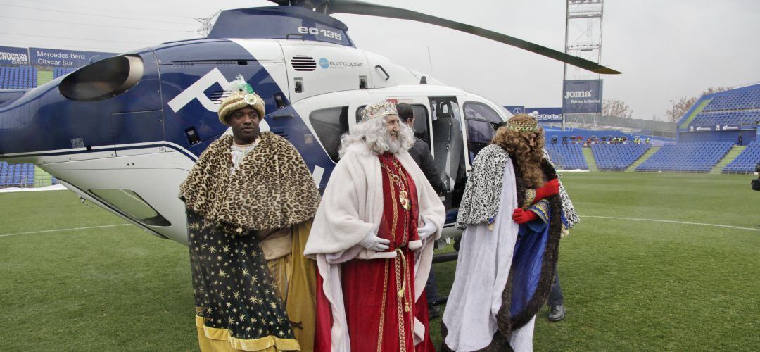 Llegada de Melchor, Gaspar y Baltasar a un estadio en helicóptero