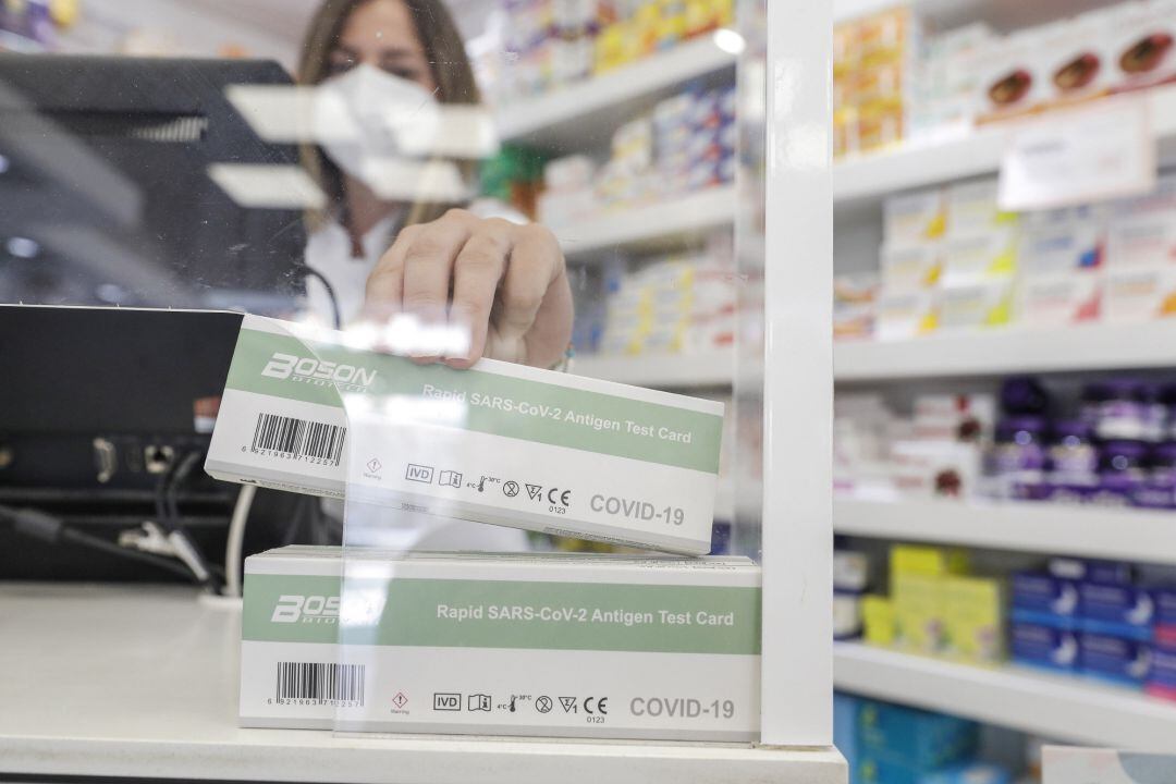 Archivo - Una caja con test de antígenos contra la COVID-19 en una farmacia (archivo)