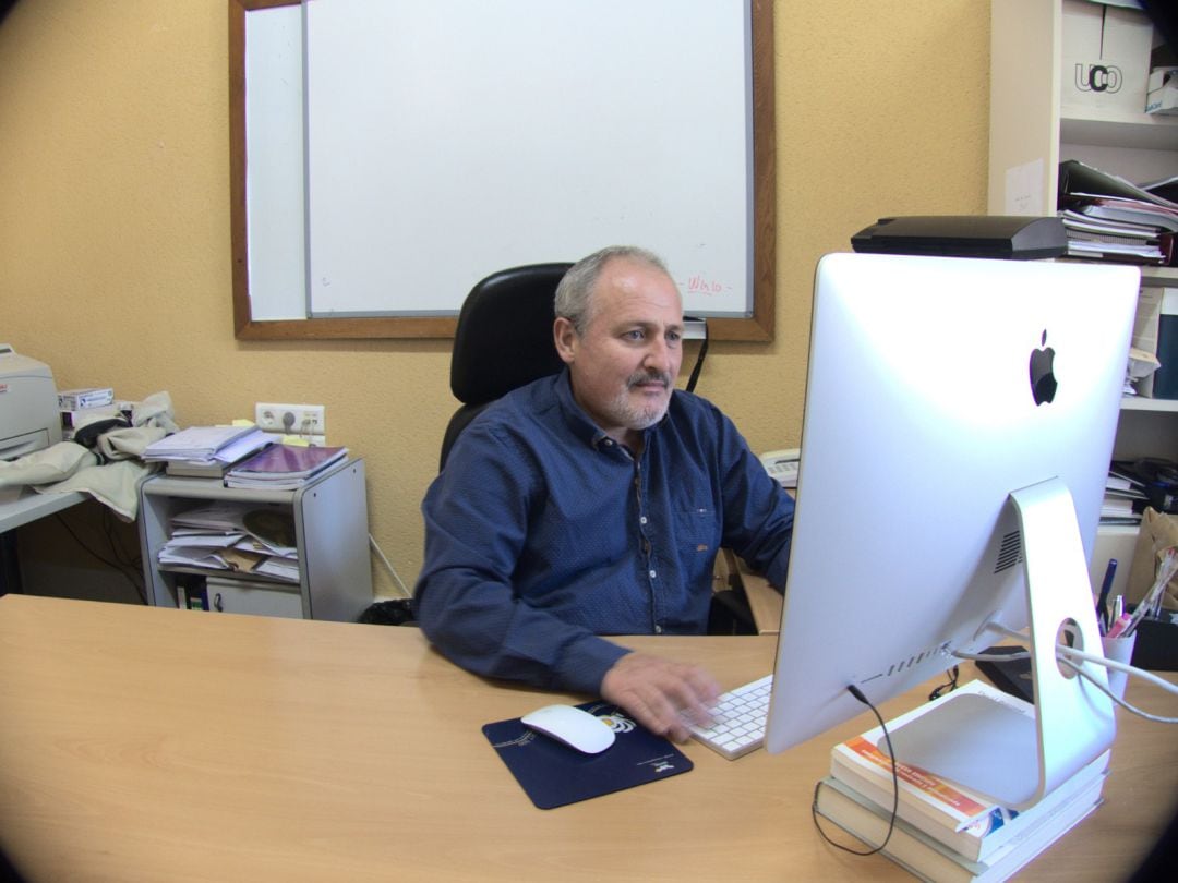 El profesor Pau Bernabeu en su despacho de la UPV