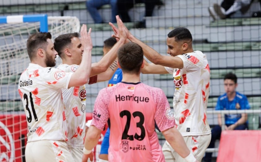 La plantilla de ElPozo Murcia celebra uno de los goles en el Palacio