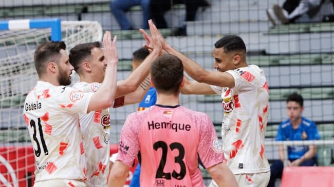 La plantilla de ElPozo Murcia celebra uno de los goles en el Palacio