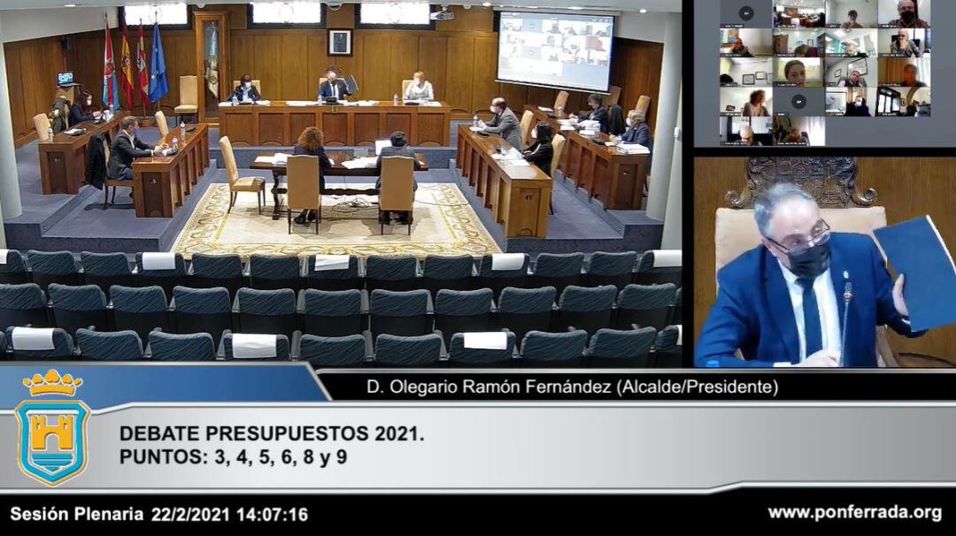 Momento en el que el aclalde muestra la libreta en el pleno telemático