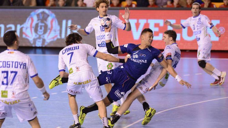 Caroy y Dabid Fernández, en un acción del último choque de la temporada en el Palacio ante el Montpellier