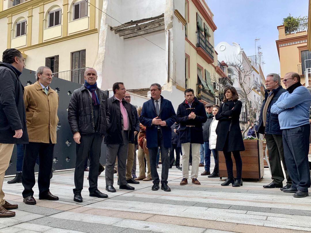 El alcalde de Sevilla, Juan Espadas, durante su visita de este miércoles a las obras de la calle Baños