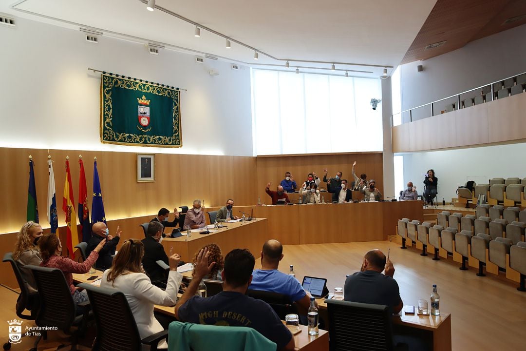 Una de las votaciones del pleno de este lunes en Tías.