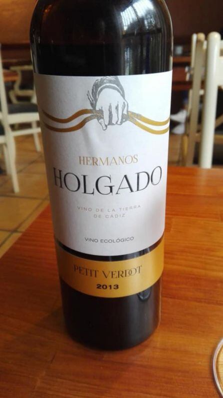 Botella de vino tinto de la Tierra de Cádiz Hermanos Holgado