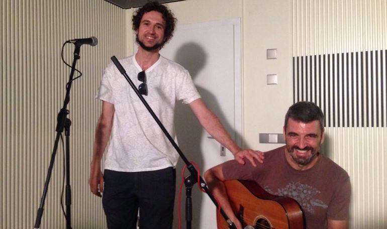 Rodrigo Mercado y su guitarrista, Mario Siles