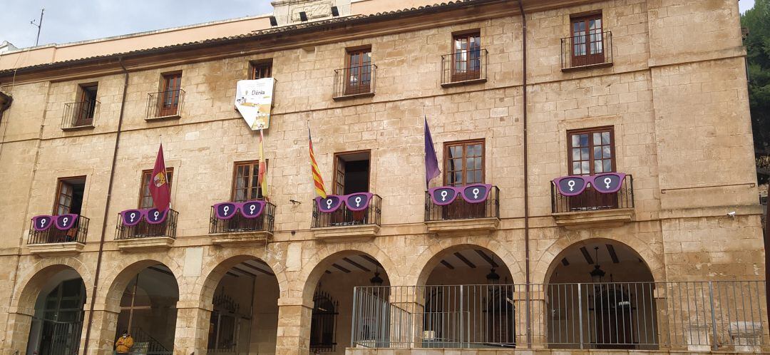 Acción en la fachada del edificio consistorial de Dénia.