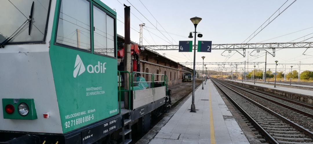 Tren de Adif en circulación en la provincia