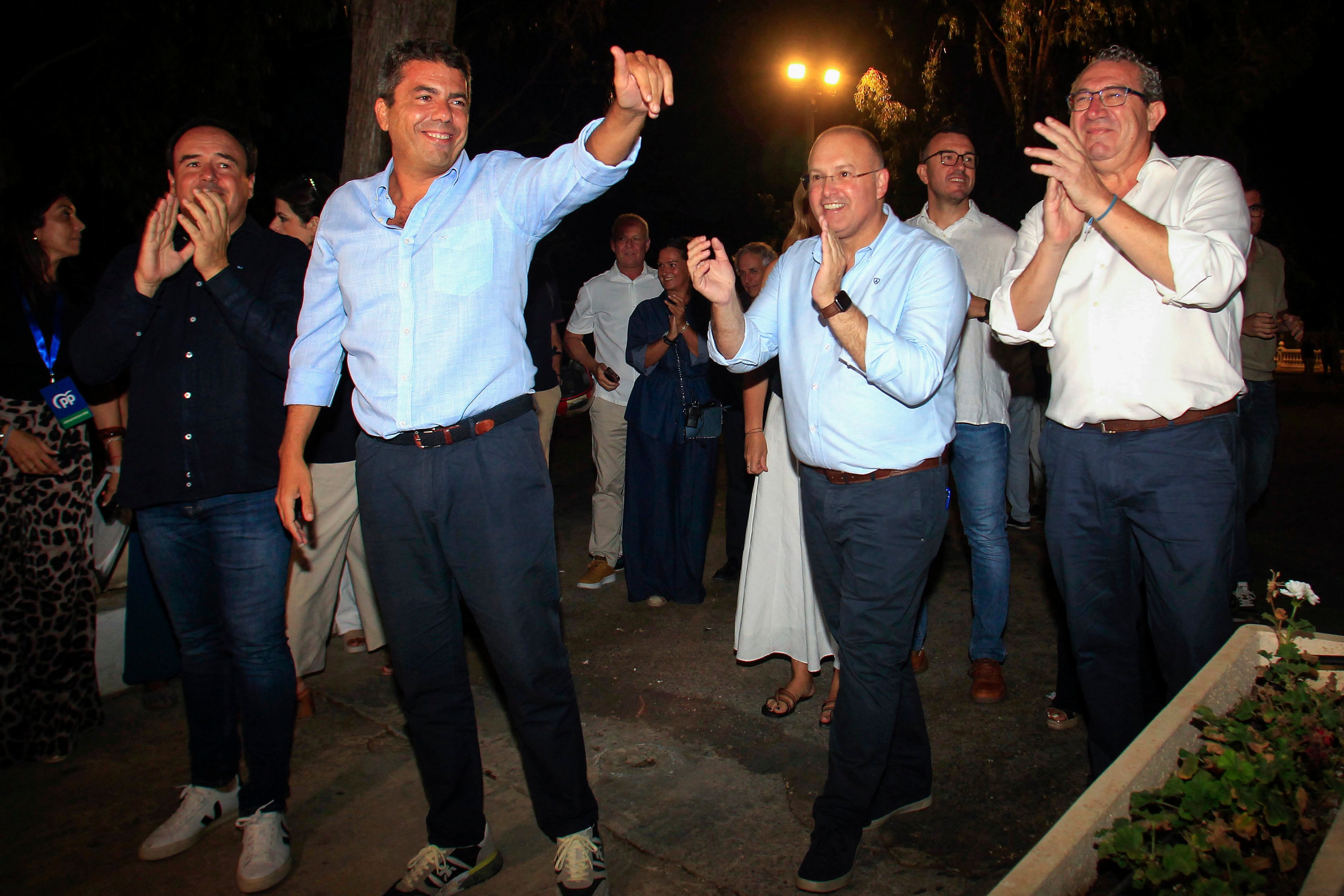 El president de la Generalitat, Carlos Mazón, y el secretario general del PP, Miguel Tellado, durante la inauguración del curso político del PPCV celebrada este viernes en la localidad alicantina de Benidorm.