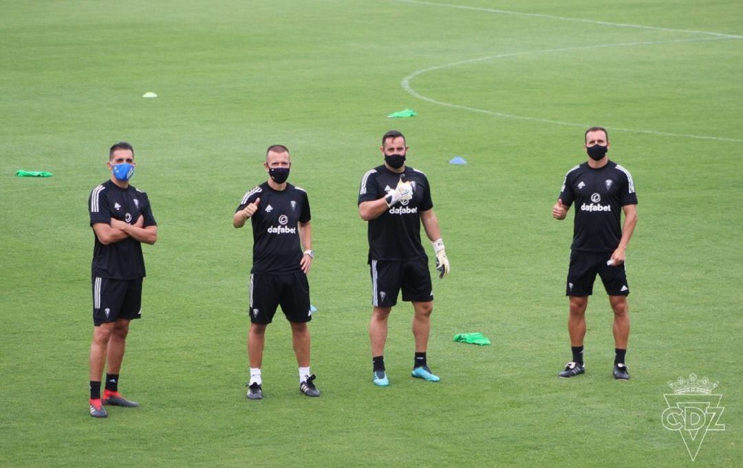 Roberto Perera junto a parte del cuerpo técnico del Cádiz