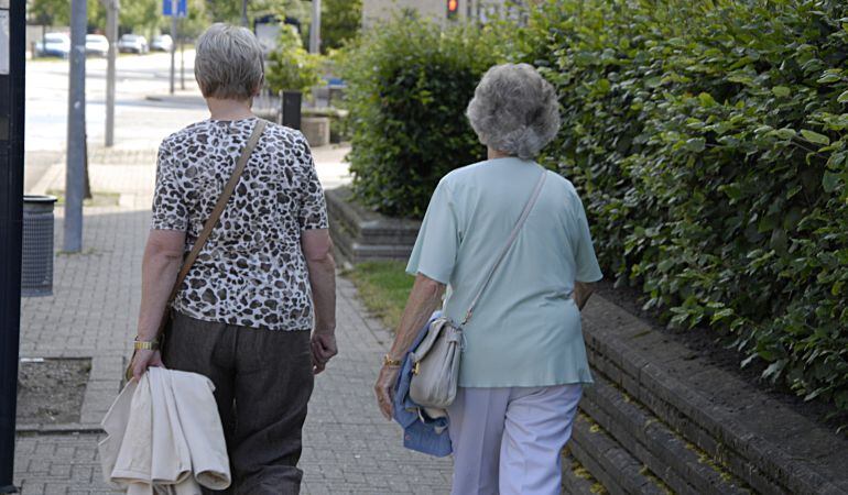 Dos mujeres mayores caminando por la calle