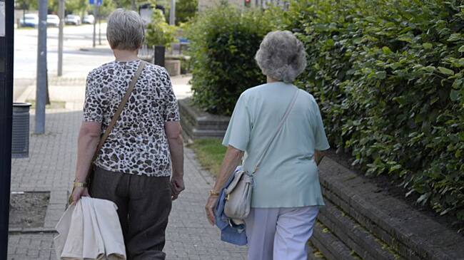 Dos mujeres mayores caminando por la calle