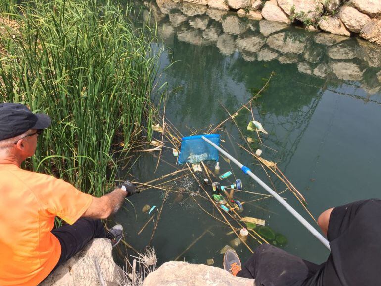 Momento de la jornada de limpieza del cauce del río Alberca en Ondara.