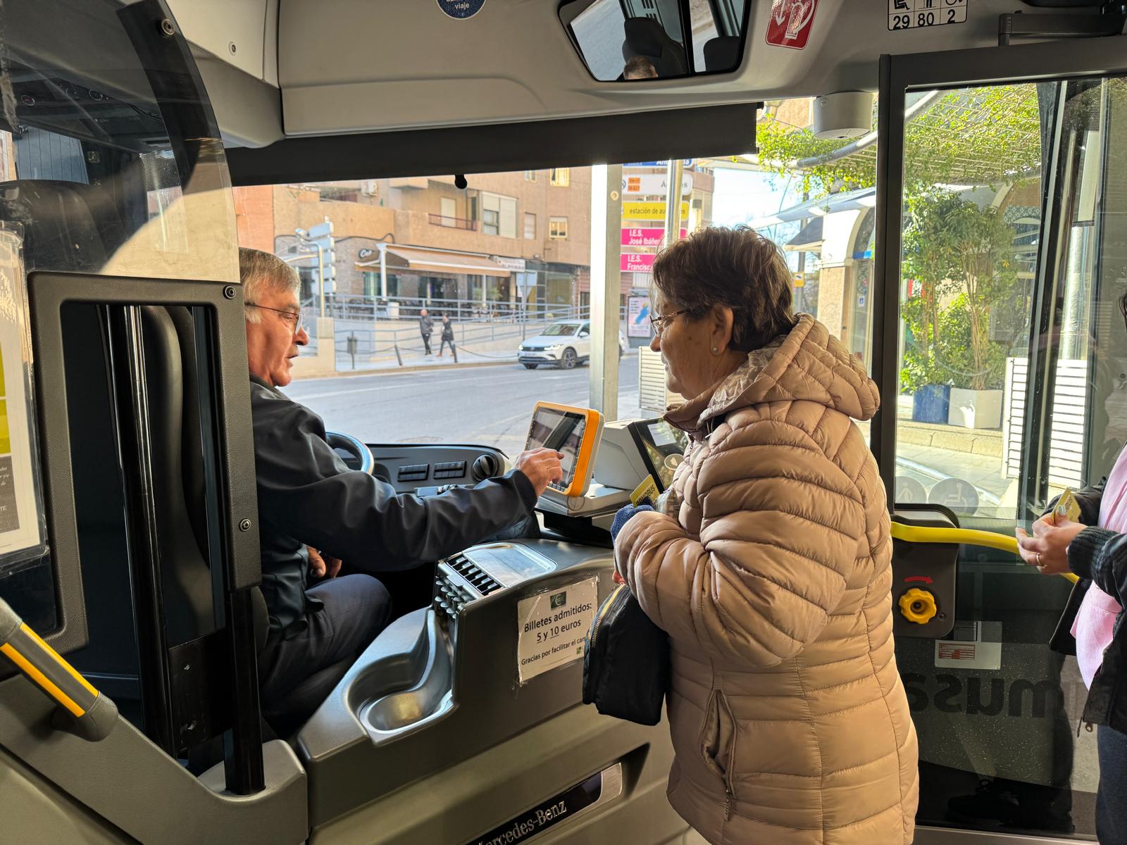 Una usuaria en un bus urbano 