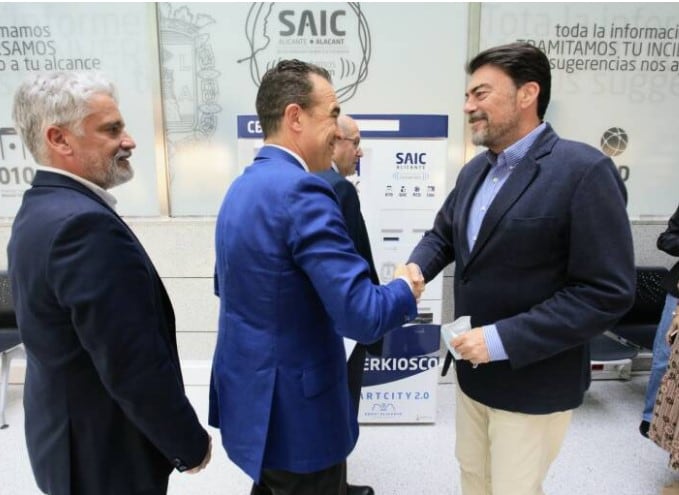 El concejal del Servicio de Atención Integral a la Ciudadanía, Toño Peral, junto al alcalde de Alicante, Luis Barcala