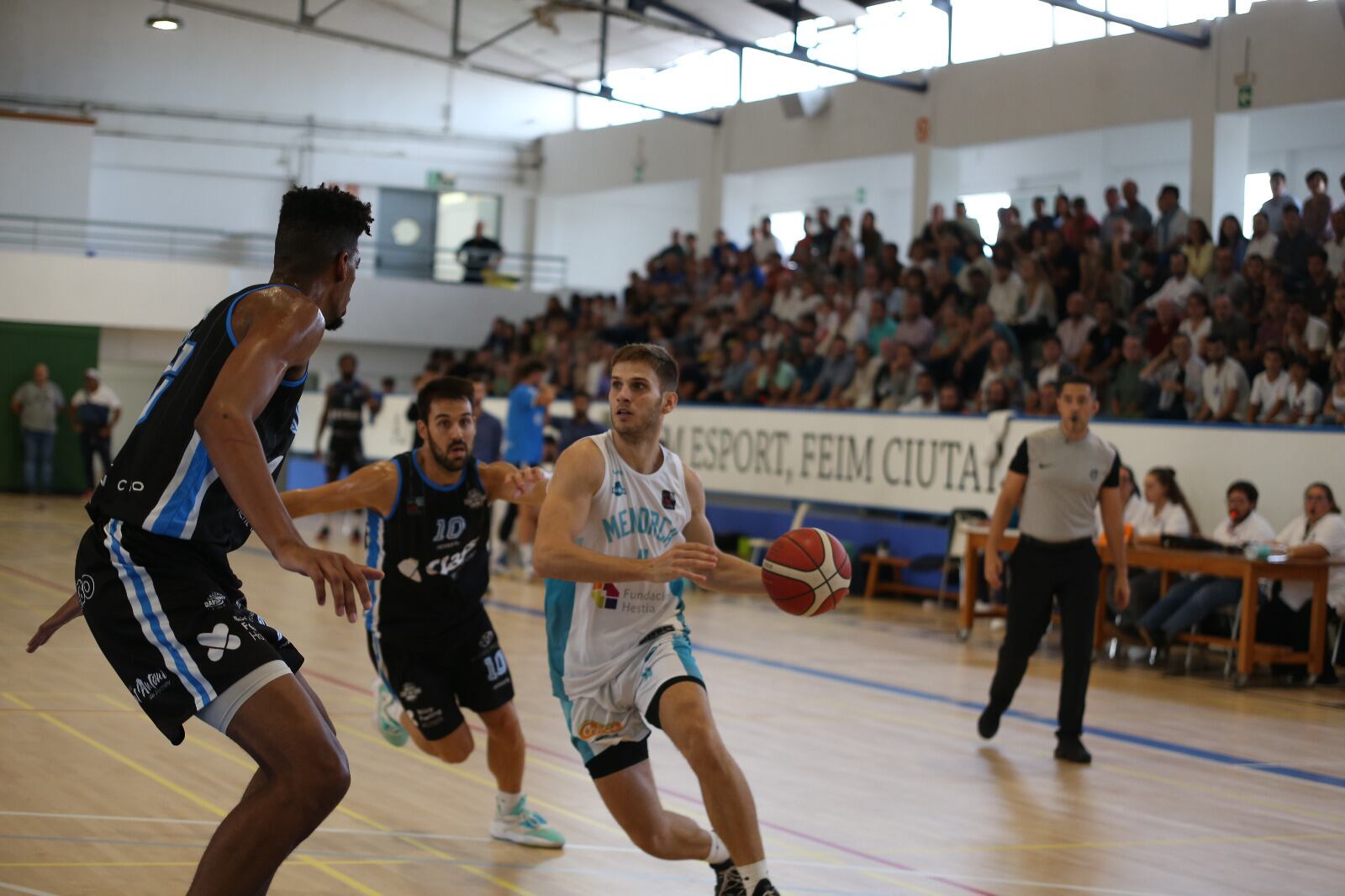 L'Hestia Menorca va saber remuntar al Sant Antoni per assolir el segon triomf de la temporada.