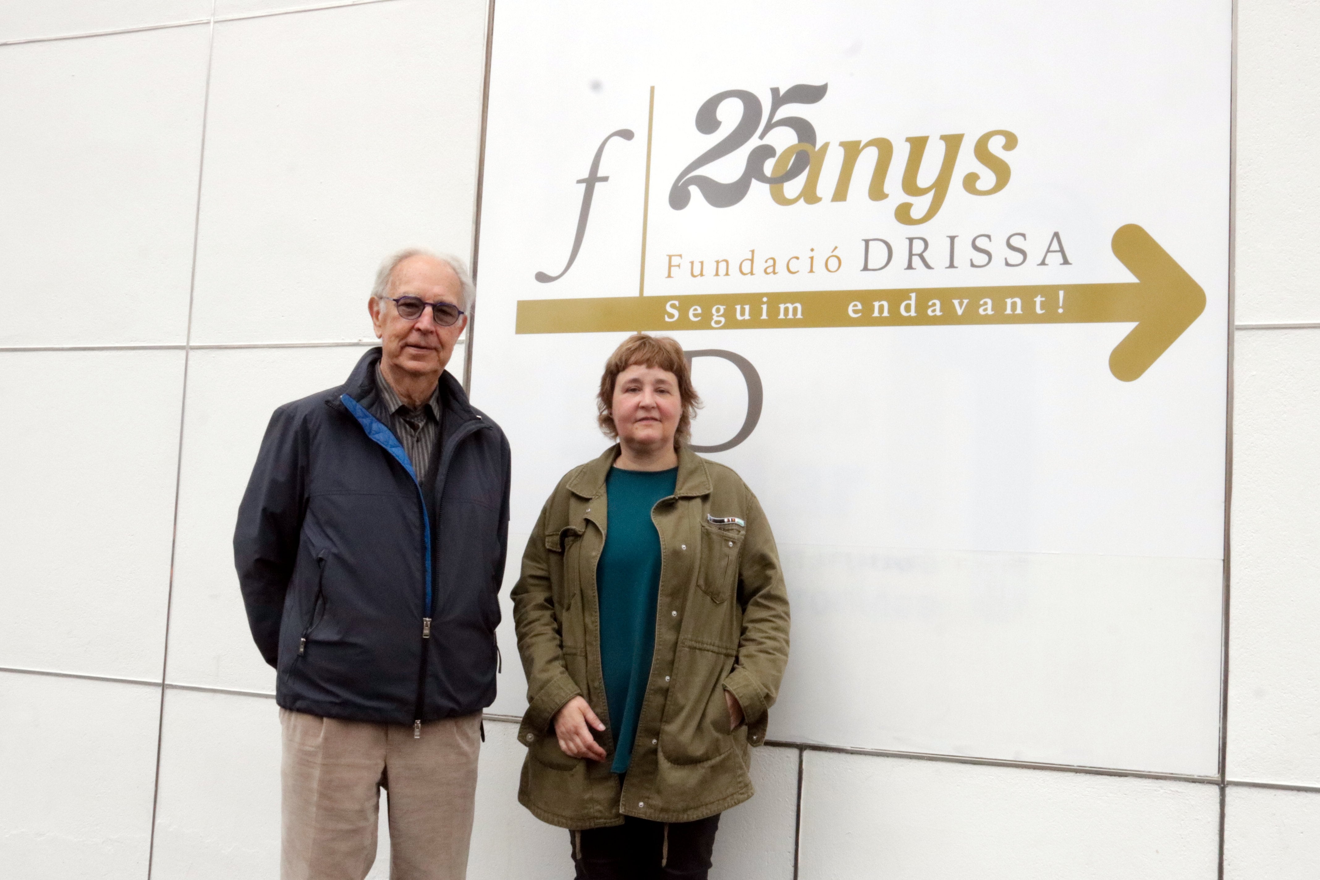 El president i la gerent de la Fundació Drissa, davant d&#039;un cartell dels 25 anys