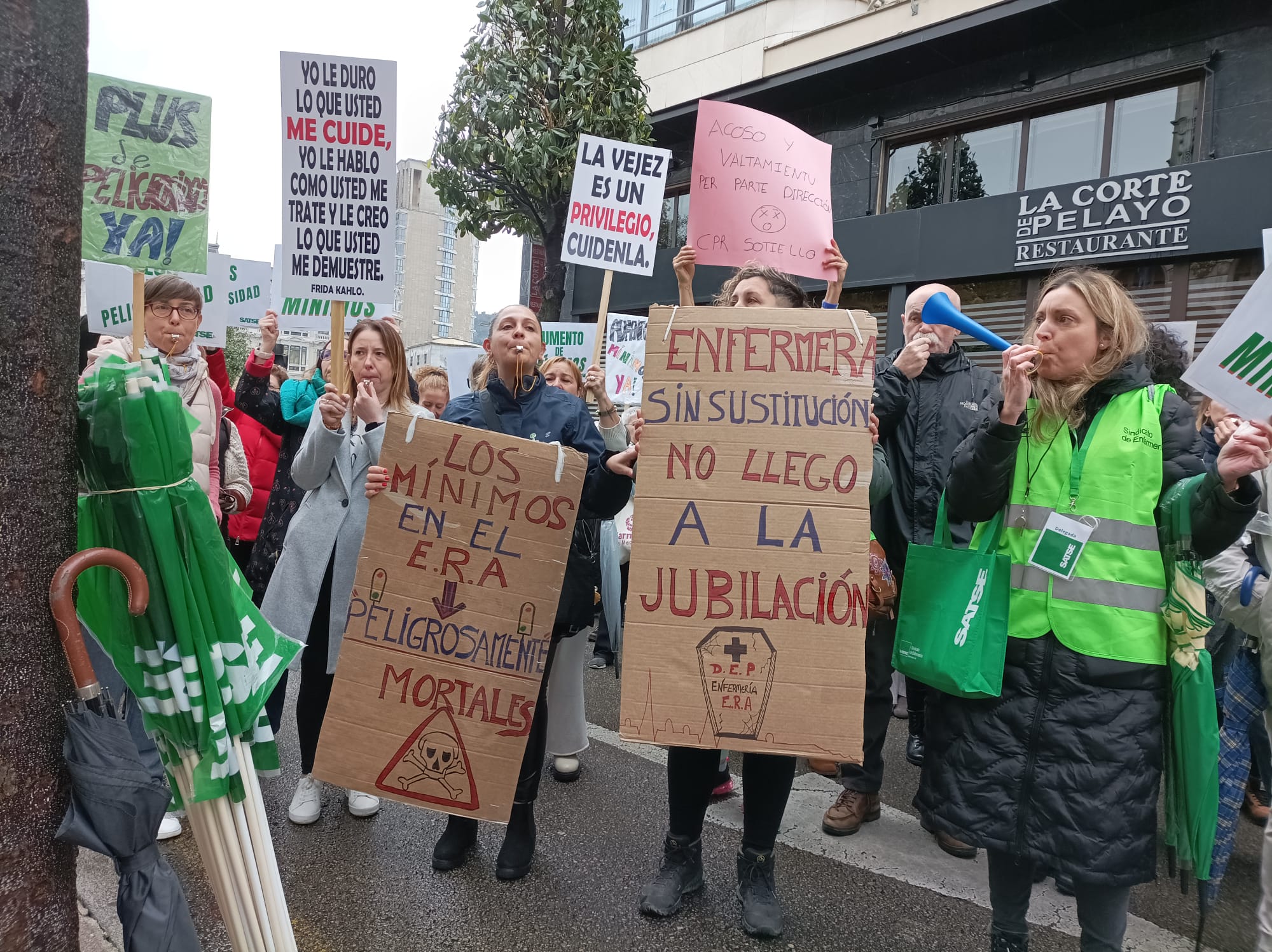 Trabajadores del ERA  concentrados, este jueves, ante la Junta General donde comparecía la consejera de Derechos Sociales