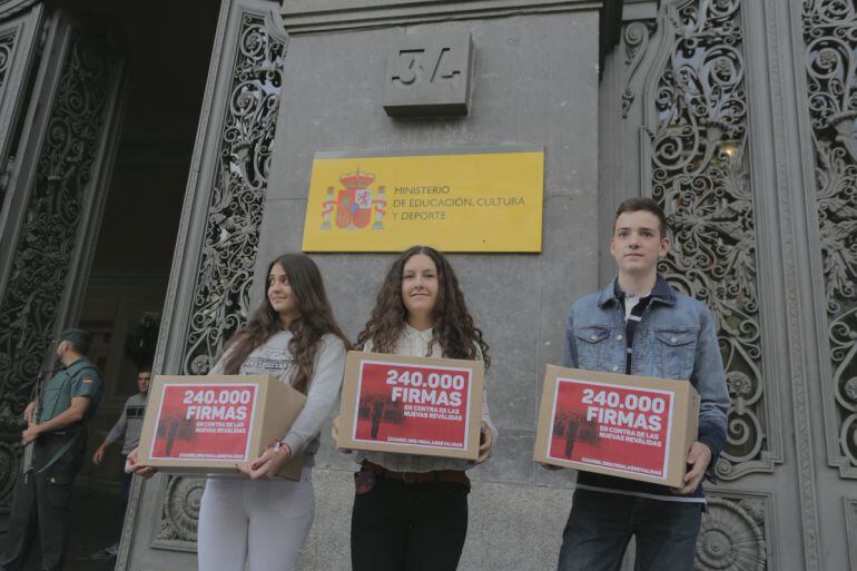 Isidoro Martínez junto a dos compañeras ayer en la puerta del Ministerio de Educación antes de entregar las firmas al ministro