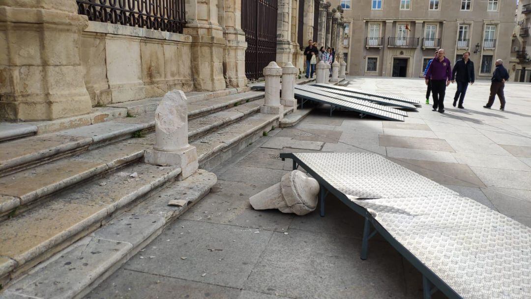 Pilastra de acceso a la catedral que se ha roto a causa del viento.