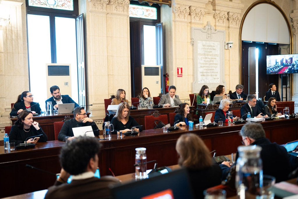 Bancada del equipo de gobierno durante el pleno extraordinario de presupuestos del ayuntamiento de Málaga. Salón de plenos (Ayuntamiento de Málaga).