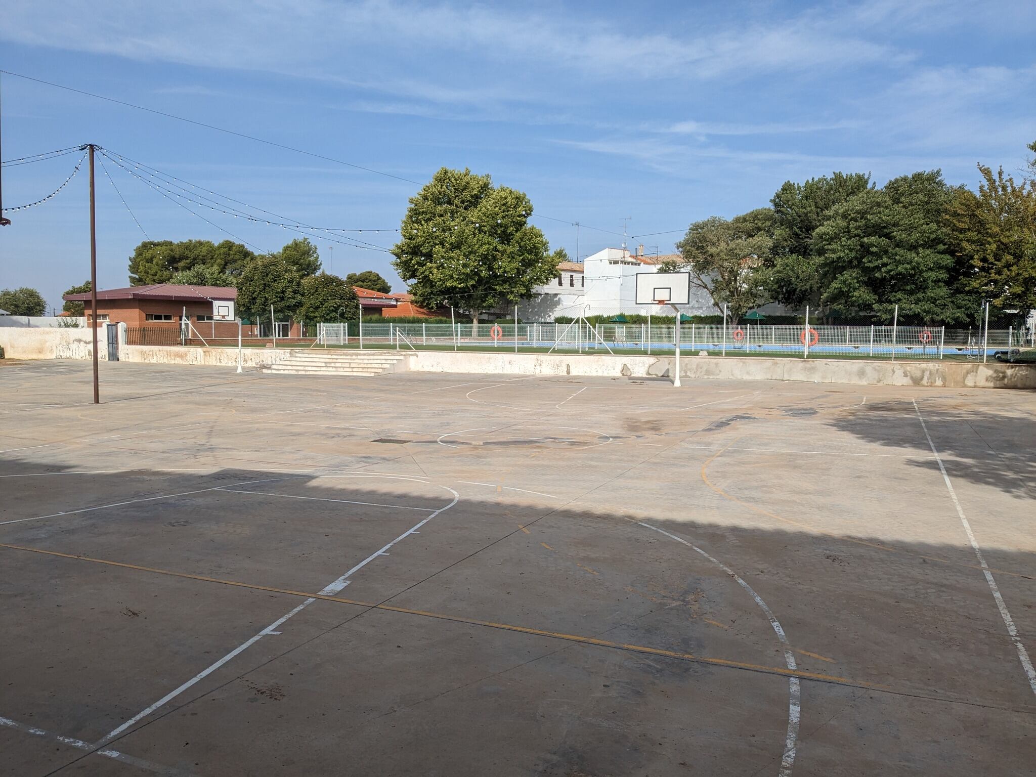 Patio del Colegio Fray Luis de León de Belmonte tras la limpieza