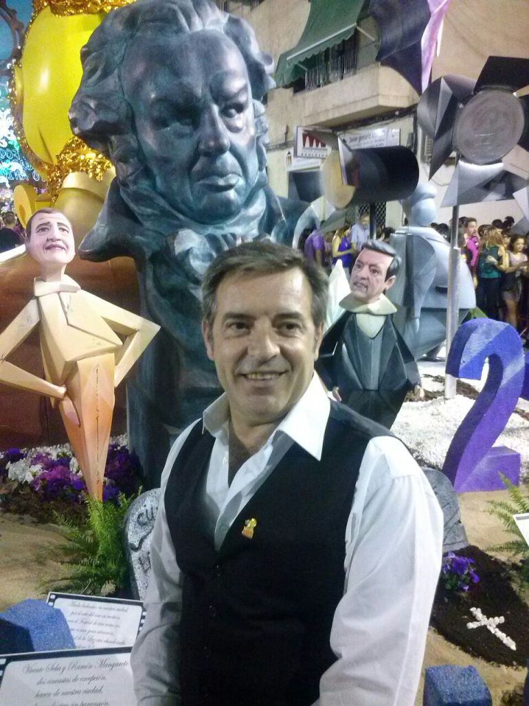 Margareto junto al ninot indultado