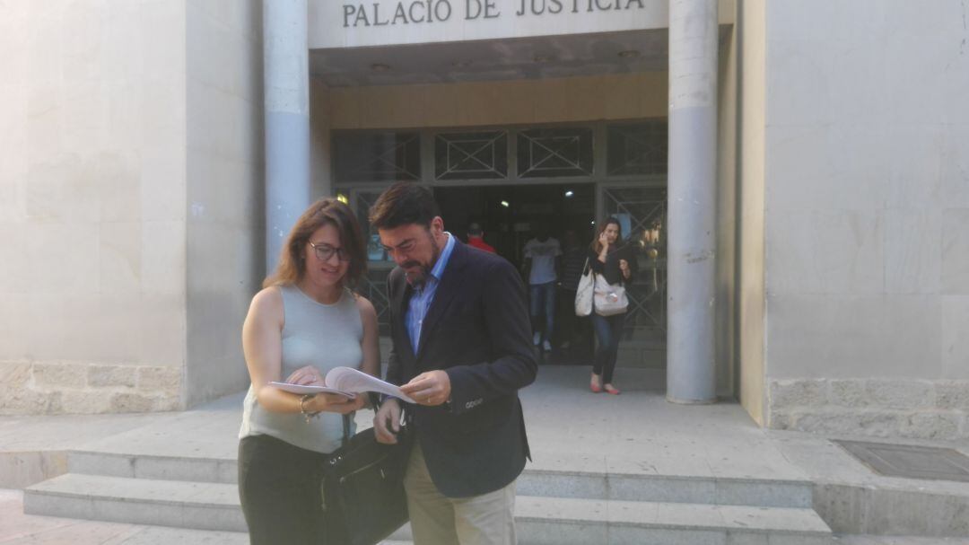 La portavoz de Cs y el alcalde a las puertas de los juzgados cuando denunciaron el caso Comercio en 2017