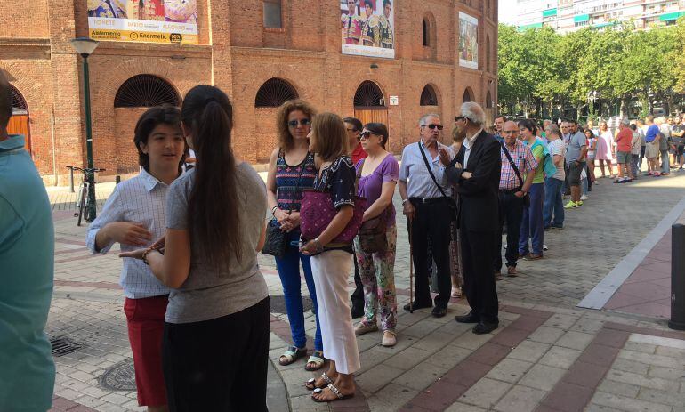 Imagen de la cola a las puertas de las taquillas de la plaza de Toros